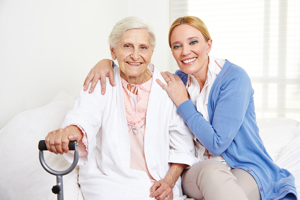 Seniorin wird zuhause freundlich betreut